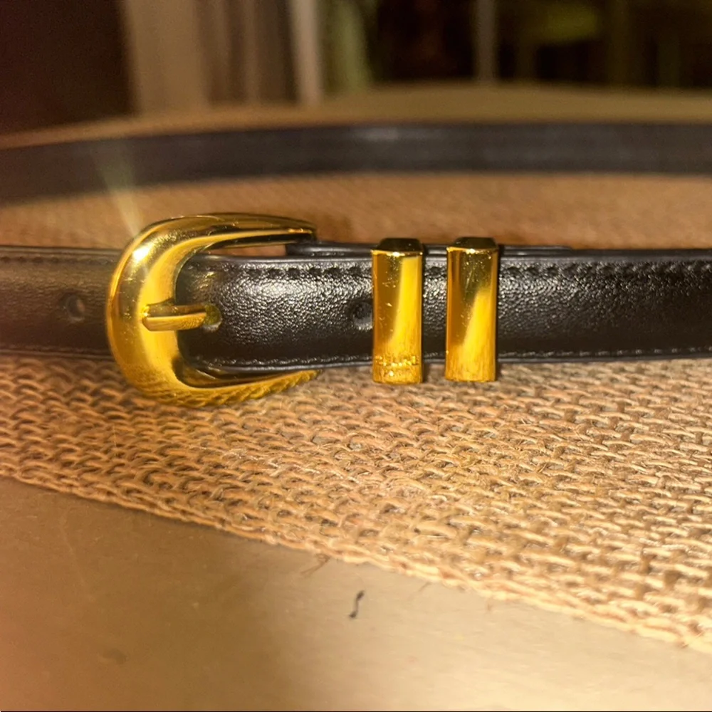 CÉLINE Paris Black Leather Belt – Classic and Elegant.